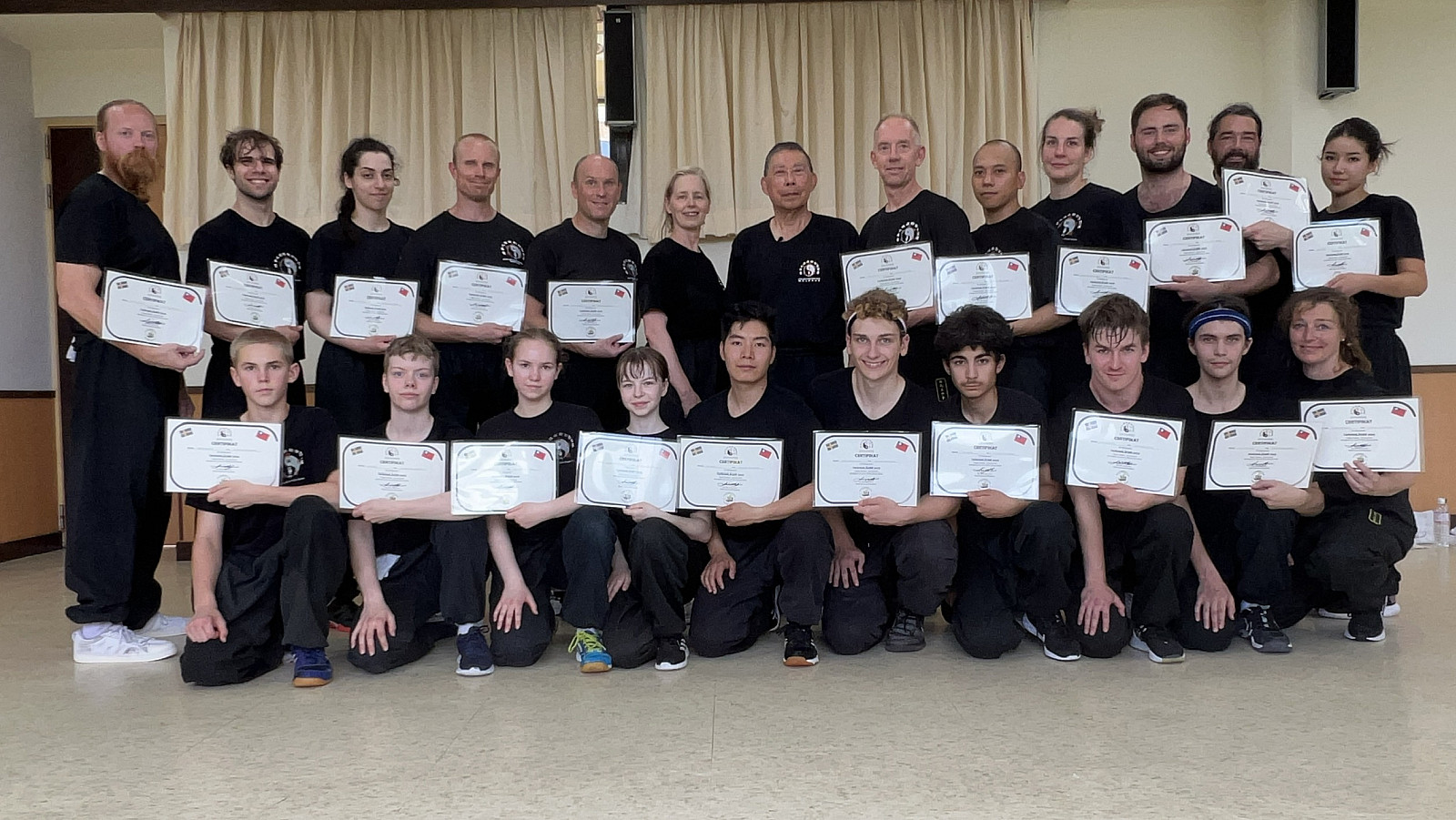 Poserar framf&ouml;r den stora porten till Liberty Square i centrala Taipei, juni 2023.